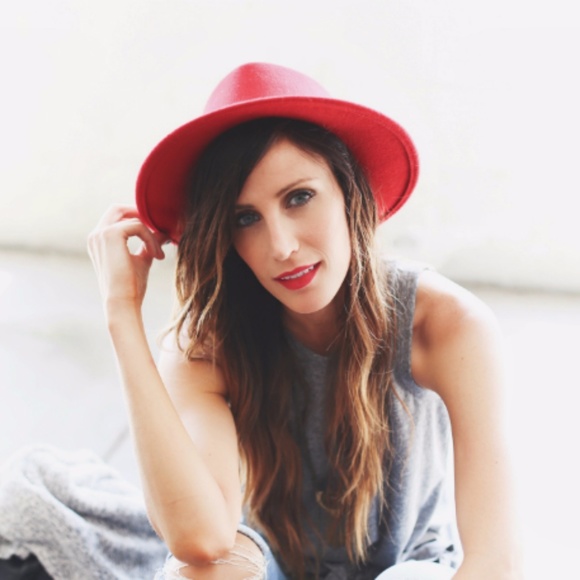 Red wool hat - Picture 4 of 4